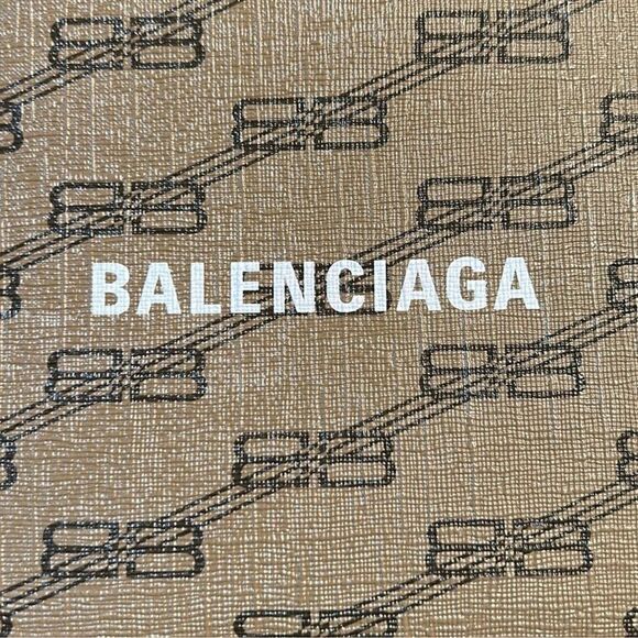 Authentic Balenciaga Signature BB Leather Pouch. - Picture 11 of 12